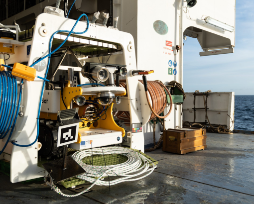 Un rover benthique BathyBot connecté sur le site EMSO-WL pour des observations en direct et de nouvelles données en temps réel, à 2400 m de profondeur en mer Méditerranée