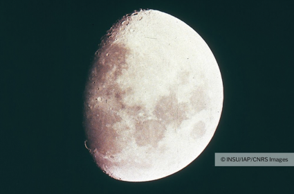 L’un des résultats scientifiques majeurs des missions de retour d’échantillons lunaires (Apollo, Luna, Chang’e) a été l’établissement d’un modèle de […]