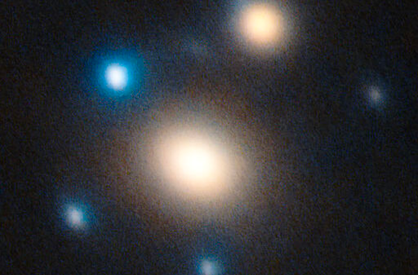 Cette supernova est une explosion stellaire superlumineuse, située à 10 milliards d’années-lumière, et bien plus brillante que les supernovas typiques. [&hellip;]